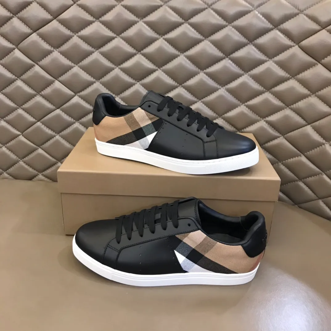¥380▫️B’s men’s classic low-top sneakers are reinterpreted in Vintage plaid cotton and cowhide materials, and decorated with a new brand logo. First-layer cowhide lining, embossed Burberry logo on the heel, and original TPU outsole! 38-44 (45 customized)